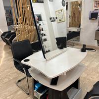 Postazione specchio per parrucchieri