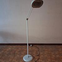 Lampada da terra con braccio pieghevole