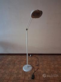 Lampada da terra con braccio pieghevole