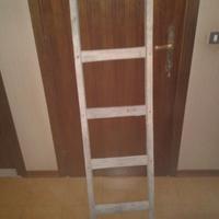 Scala vecchia in legno con 7 pioli