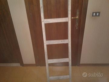 Scala vecchia in legno con 7 pioli