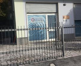 Locale pluriuso con vetrine fronte strada
