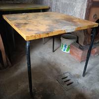 Tre tavolini in metallo