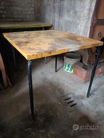 Tre tavolini in metallo