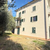 Appartamento vicino ai servizi con giardino e box