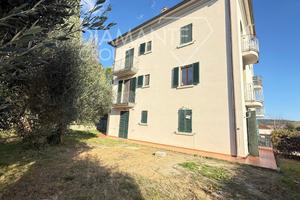 Appartamento vicino ai servizi con giardino e box