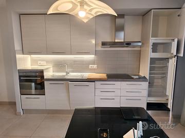 cucina bianca con elettrodomestici