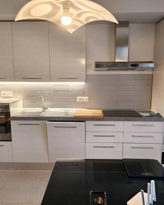 cucina bianca con elettrodomestici