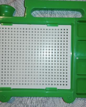 Porta chiodini con 4 scomparti e tavoletta forata