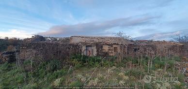 Ragalna - terreno con ampio fabbricato