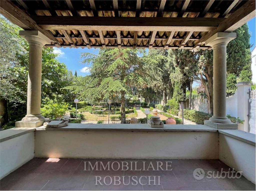 Villa di 800 m² con più di 5 locali e box auto a F