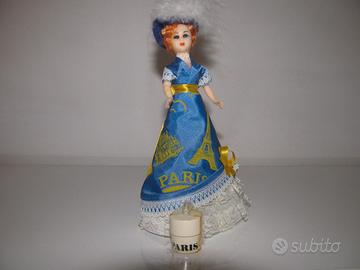 Elegante Bambola di Parigi con Iconici Dettagli F.