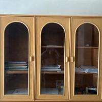 Mobile con vetrinetta e tavolo con sedie in vimini