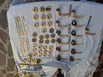 Maniglie in ottone e set serrature