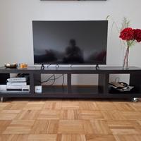 Mobiletto in legno scuro su 4 ruote