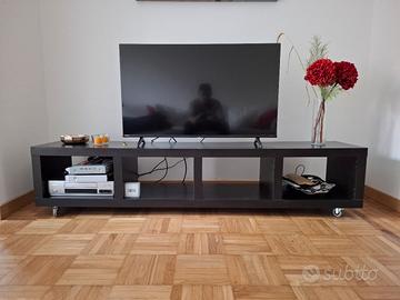 Mobiletto in legno scuro su 4 ruote