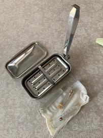 siringa in vetro con scatola bollitore e aghi