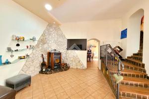 CASA SEMINDIPENDENTE A AIROLA