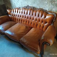 divano 3 posti in pelle stile Chesterfield 