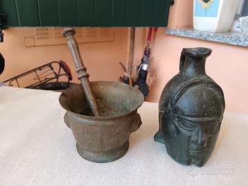 mortaio antico bronzo pestello e brocca testa 