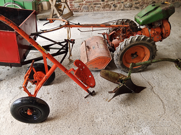 Motocoltivatore compreso di fresa con attrezzi