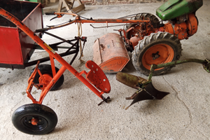 Motocoltivatore compreso di fresa con attrezzi