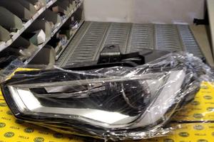 FARO FANALE ANT SX BI-XENO HELLA 1ZS010.740.651 AU