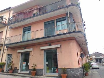 Locale commerciale con deposito