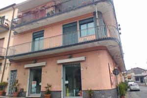 Locale commerciale con deposito