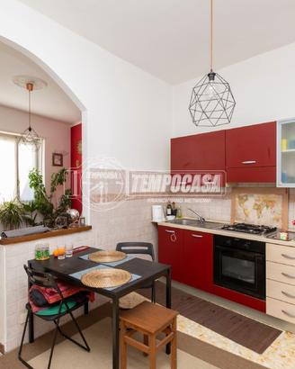 TERRATETTO SEMI-INDIPENDENTE CON POSTO AUTO IN CEN