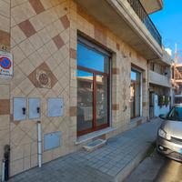 Locale fronte strada con due vetrine