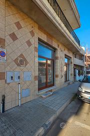 Locale fronte strada con due vetrine