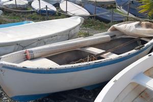 GOZZETTO IN VETRORESINA CON DUE MOTORI AD ARENZANO