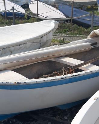 GOZZETTO IN VETRORESINA CON DUE MOTORI AD ARENZANO