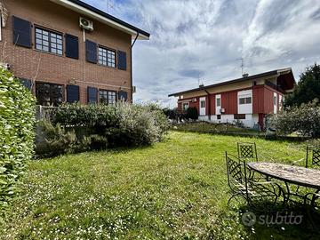 Villa di testa con ampio giardino privato