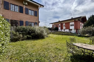 Villa di testa con ampio giardino privato