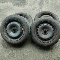 Pneumatici estivi con cerchio usati.