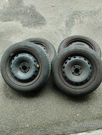 Pneumatici estivi con cerchio usati.