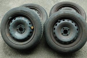 Pneumatici estivi con cerchio usati.