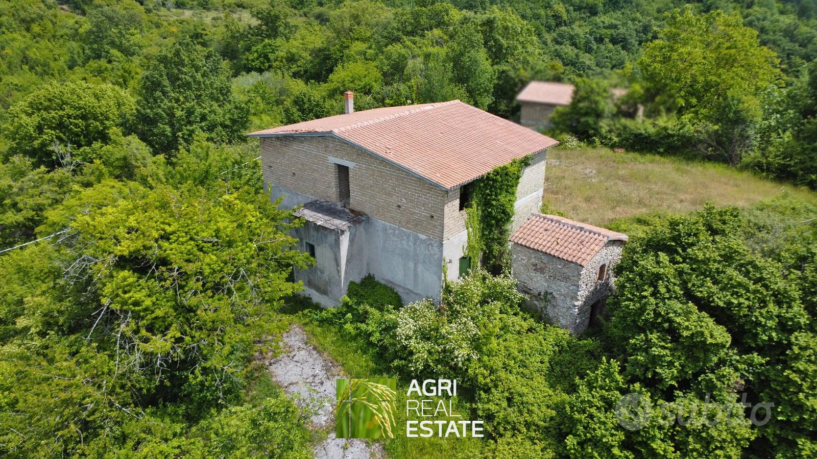 Abitazione da ristrutturare con 18 HA di terreno - Altro