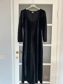 Abito lungo, elegante, in ciniglia nera.