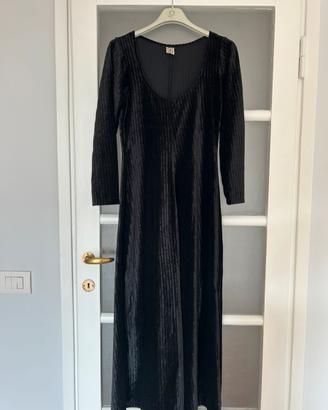 Abito lungo, elegante, in ciniglia nera.
