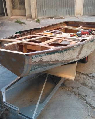 barca a vela Dinghy Mirror parzialmente restaurata