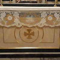 Tovaglia per altare a filet a modano con fiori