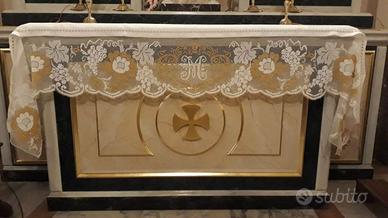 Tovaglia per altare a filet a modano con fiori