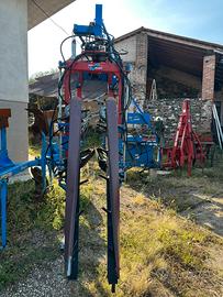 Legatrice tralci a verde vigneto