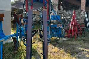 Legatrice tralci a verde vigneto