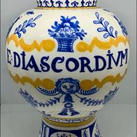 Due vasi da farmacia