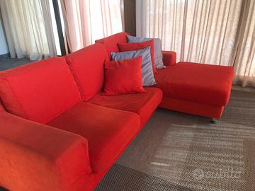 Divano  corallo arancio con penisola