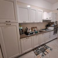 cucina completa e 2 tavoli con 6 sedie 